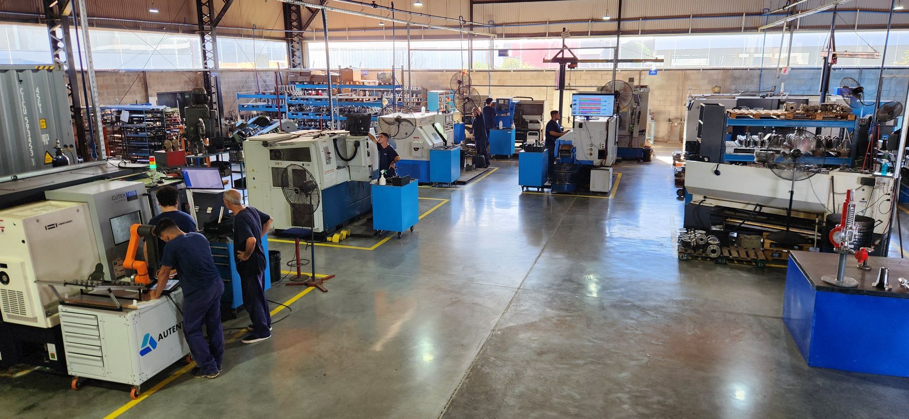 Nave de mecanizado de la planta de Moreno con tornos CNC y el robot colaborativo